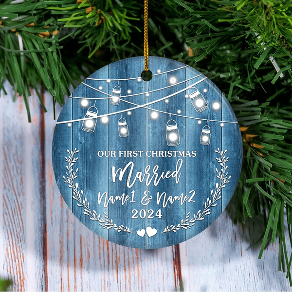 https://siriustee.com/cdn/shop/files/Personalize_Our_1st_Christmas_Married_Ornament_2021_Custom_With_Name_for_Couples_Husband_Wife_Wedding_Newlywed_Decoration_Customized_Christmas_Tree_Ornament_Circle_Ornament_Mockup_3_600x.jpg?v=1685894194